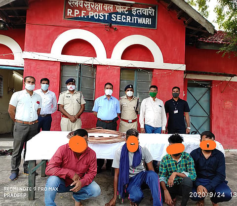 अटकेतील चोरट्यांसह कारवाई करणारे रेल्वे सुरक्षा दलाचे कर्मचारी. 