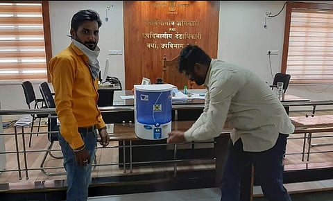 ouchless hand sanitizer machine made by a youth from Wardha. 