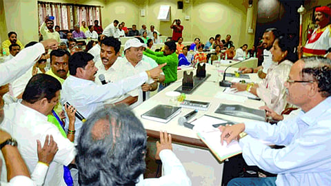 argument between sangli  Mayor and Corporator 