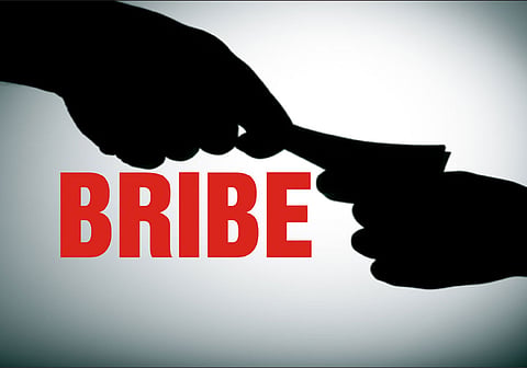 senior clerk caught while taking bribe at Pune 