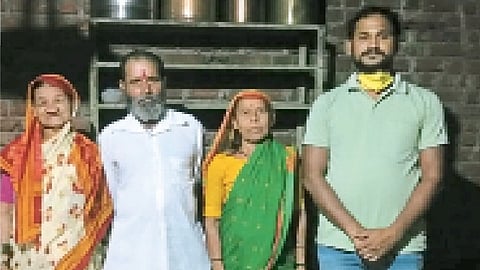 सुतारदरा - दोन बहिणी आणि पुतण्या शंकर तोंडे यांच्या समवेत  किसन तोंडे.