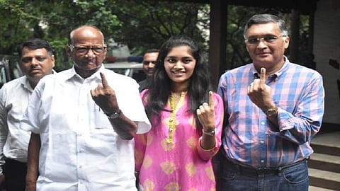 महाराष्ट्रातील 'या 'दिग्गजांनी केलं मतदान.. चला बाहेर पडा, मतदान करा !  