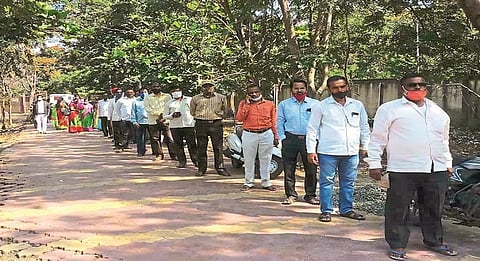  Teachers queue for corona test; Tests of 1,577 people in Valva Taluka