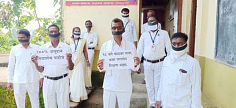 लाखनी : निदर्शने करताना विनाअनुदानित शिक्षक. 