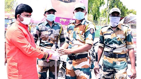 बीड : शहरात रविवारी भोजन वाटप करताना कुंडलिक खांडे. 