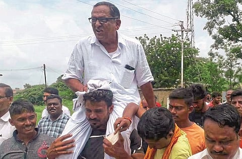 सोयगाव ः नगर पंचायतीत अविश्वास ठरावाच्या बाजूने मतदान करून आल्यानंतर जल्लोष करताना भाजपचे पदाधिकारी. 
