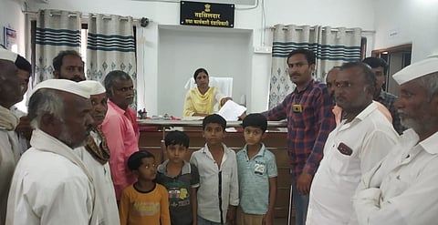 भूम : हांगेवाडीतील दारूड्यावर कारवाई करण्याच्या मागणीसाठी तहसीलदारांना निवेदन देताना विद्यार्थी, ग्रामस्थ, शिक्षक आदी. 