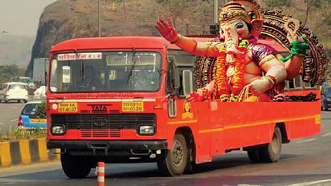 चाकरमान्यांची एसटीकडे पाठ; निर्बंधाच्या अडथळ्यामुळे धावल्या केवळ 220 बस!