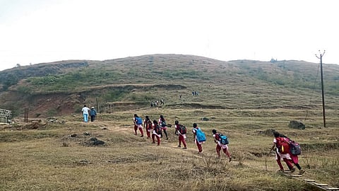 डोंगरातून पायपीट करत अजून किती दिवस आम्ही शाळेत जायचे, कऱ्हाड आगाराच्या कारभारास विद्यार्थी वैतागले