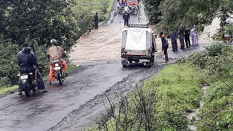 भुडकेवाडी : पुलावरून पाणी वाहण्यामुळे विस्कळित झालेली वाहतूक व अडकलेले लोक. (संग्रहित छायाचित्र) 