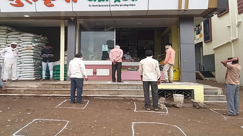 तीर्थपुरी : दुकानावर बियाणे खरेदीसाठी आलेले तुरळक शेतकरी. 