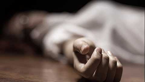 Minor boyfriend and girlfriend commits suicide by jumping down the train