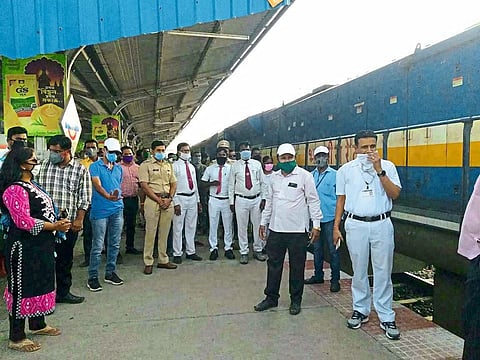 Jai Maharashtra slogan and farewell to the workers with a emotional heart