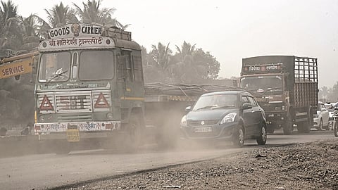 वडखळ मार्गावर धूळीचे साम्राज्य 