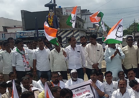 वैजापूर ः राष्ट्रवादी कॉंग्रेस पक्षातर्फे अर्धा तास रास्ता रोको आंदोलन करण्यात आले. यावेळी अभय चिकटगावकर, अजय चिगटगावकर, बाळू भोसले, साईनाथ मतसागर. 