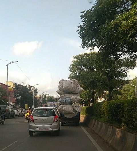 सिंहगड रस्त्यावर धोकादायक वाहतूक 