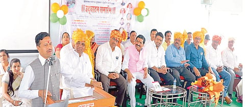 लातूर : ज्ञानरचनावाद व गुणवत्ता संवर्धन कार्यशाळेत विक्रम काळे यांनी शनिवारी शिक्षकांशी संवाद साधला. यावेळी औदुंबर उकिरडे, डी. एन. केंद्रे, बी. जी. चौरे उपस्थित होते. 