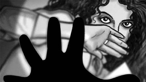 दुकानात चॉकलेट घेण्याकरिता आलेल्या मुलीसोबत केले अश्लील चाळे