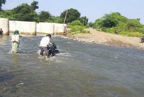 Akola News Vishwaganga river breaks village, contact of settlement