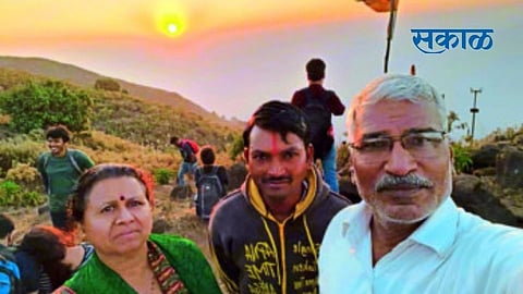शिक्षक पती-पत्‍नीचे निवृत्तीनंतर धाडस; पासष्टीच्या वयात त्यांनी ‘कळसूबाई’चे शिखर केले सर 