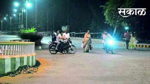 ‘संचार’ नसलेल्या वेळेत वांझोटी ‘बंदी’; ना बंदोबस्त ना तपासणी 