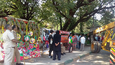 वाकडेवाडीतील टपऱ्या व हातगाड्यांवर अखेर कारवाई 
