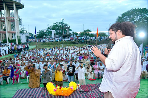 वानाडोंगरी : सभेला संबोधित करताना युवानेते सुजात आंबेडकर व उपस्थित प्रेक्षक. 