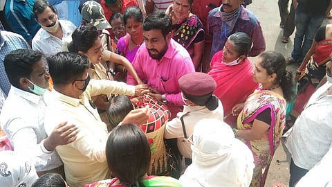 self immolation attend by a lady in ichalkaranji kolhapur with the topic of cloth sellers
