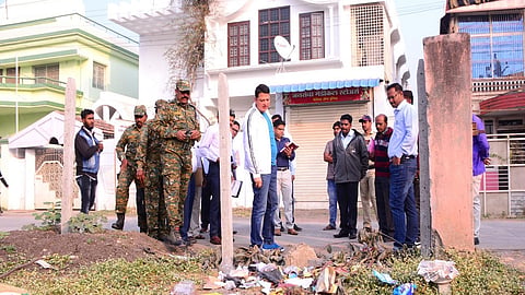  औरंगाबाद ः महापालिका आयुक्त आस्तिककुमार पांडेय यांनी आरेफ कॉलनीत पाहणी केली. यावेळी सर्वत्र पडलेला कचरा, बेकायदा बांधकामे पाहून ते संतप्त झाले. 
