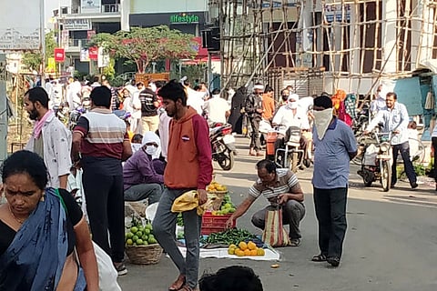 नांदेडला सोशल डिस्टन्सिंगकडे दुर्लक्ष होत आहे. 
