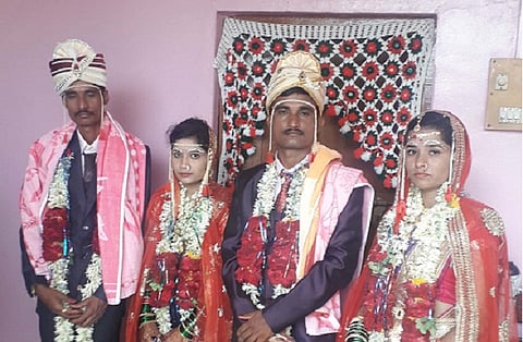 केसरजवळगा (ता. उमरगा) : येथील पटवारी कुटुंबातील दोन युवकांचा विवाह सोहळा गुरुवारी घरातच आनंदात पार पडला. 