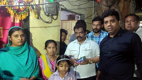 मनसेकडून बांगलादेशी नागरिक पोलिसांच्या स्वाधीन 