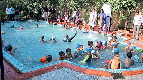 राष्ट्रीय जलतरणपटूचा पोहायला शिकविण्याचा सेवाभाव