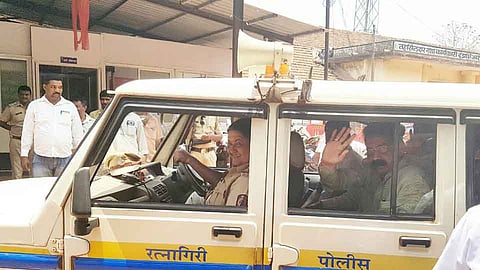 राजापूर - अकटेनंतर न्यायालयामध्ये हजर राहण्यासाठी पोलिसांच्या गाडीमधून जात असताना आमदार राजन साळवी आणि पदाधिकारी. 