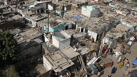 धारावीचा पुनर्विकास रेल्वे जमिनीमुळेमुळे रखडणार? राजकारणात धारावीकर भरडण्याची भीती