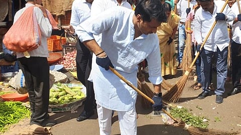 पार्थ पवारांनी हाती घेतला झाडू