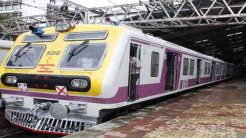 नीट-जेईई विद्यार्थ्यांना लोकल ट्रेनमध्ये प्रवासास मुभा; रेल्वे स्थानकावर दाखवावी लागणार ही ओळख