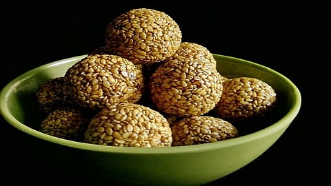 तीळगूळ बनवणाऱ्या व्यवसायिकांना कोरोनाचा फटका; तिळाचे लाडू, साखर-फुटाण्याच्या मागणीत लक्षणीय घट 
