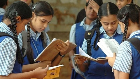 वर्षभर अभ्यास केलेल्या विषयांचीच परीक्षा; बारावीच्या विद्यार्थ्यांना शिक्षण विभागाचा दिलासा
