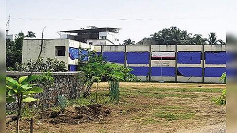अर्णब गोस्वामींना जेलमध्ये मोबाईल पुरवल्याचे पडले महागात; अलिबाग कारागृहाचे अधीक्षक आंबादास पाटीलांचे निलंबन