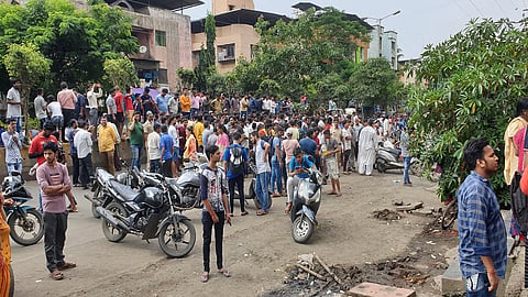 नालासोपारा ः पीएमसी बॅंकेच्या ग्राहकांनी मंगळवारी केलेला "रास्ता रोको'. 