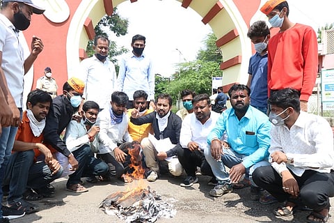 Youths of Maratha Kranti Morcha burn educational marks Aurangabad News