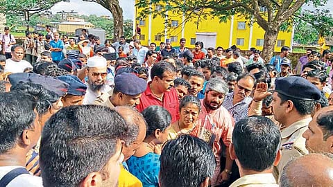सर्पदंशाने युवकाचा मृत्यू;  मृतदेह रस्त्यावर ठेवल्याने तणाव