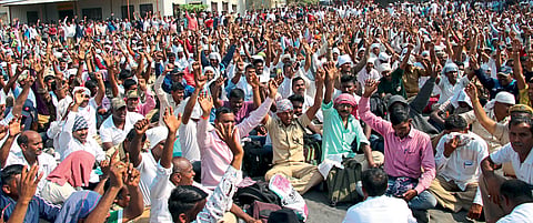 मुंबई ः बसव प्रतिष्ठानतर्फे गृहरक्षक दलाच्या विविध मागण्यांसाठी सोमवारी आझाद मैदानावर  राज्यभरातील गृहरक्षकांनी एकत्र येत आंदोलन केले. (प्रथमेश गडकरी सकाळ छायाचित्र सेवा)