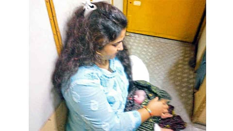 कोकण रेल्वेतच महिलेने दिला कन्येला जन्म 