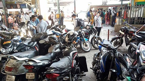 ठाणे स्थानकातील दुचाकींचे पार्किंग थेट फलाटांवर