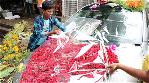 प्लॅस्टिकबंदीचा फूल व्यावसायिकांवर परिणाम 