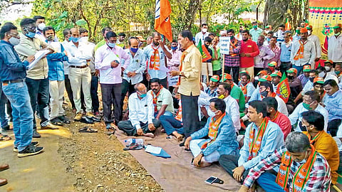 BJP Agitation In Vaibhavwadi On Road Electricity Bill Issues 