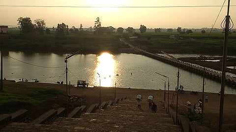 Moped Rider Girl Fall In Panchganga River Kolhapur Marathi News 