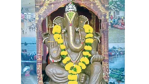 कोल्हापूर : आळवेत रंगविरहित गणेशमूर्तीची पूजा 